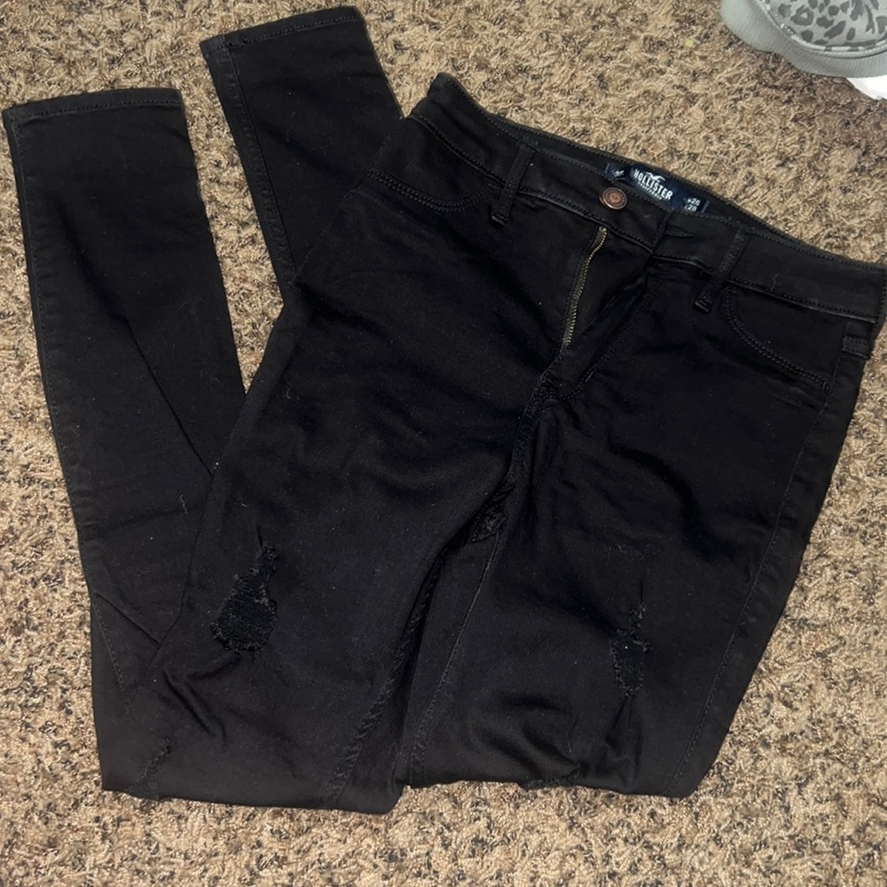 Hollister ripped jeans !